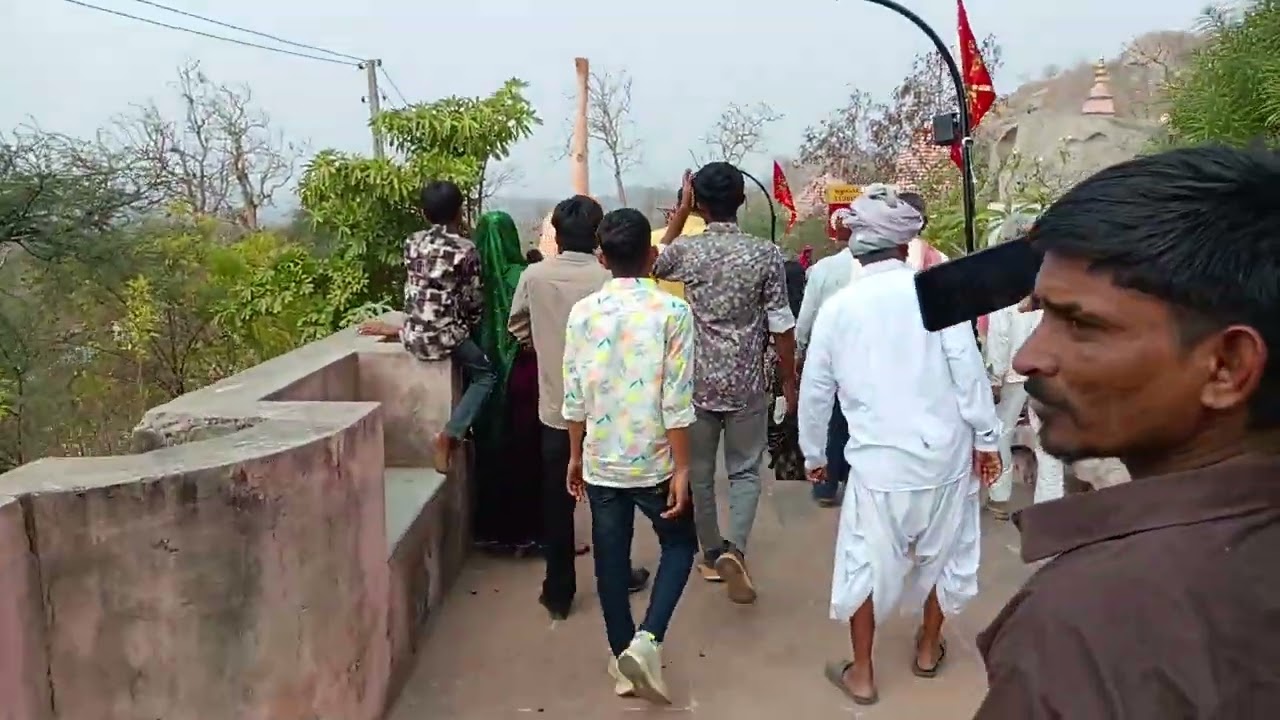 અંબાજી મંદિર પરિક્રમા કરે છે 
