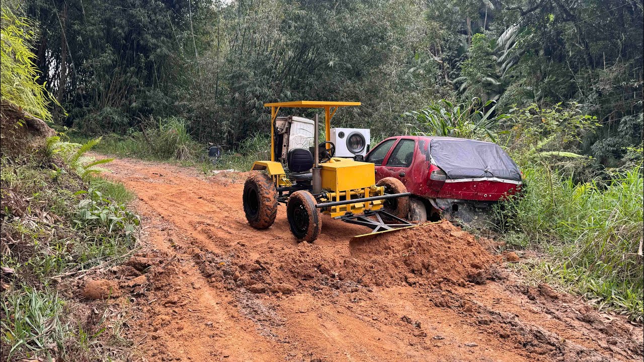 USEI O MINI TRATOR COM A LAMINA PARA ARRUMAR A ESTRADA DO MEU SÍTIO. Thiago velho