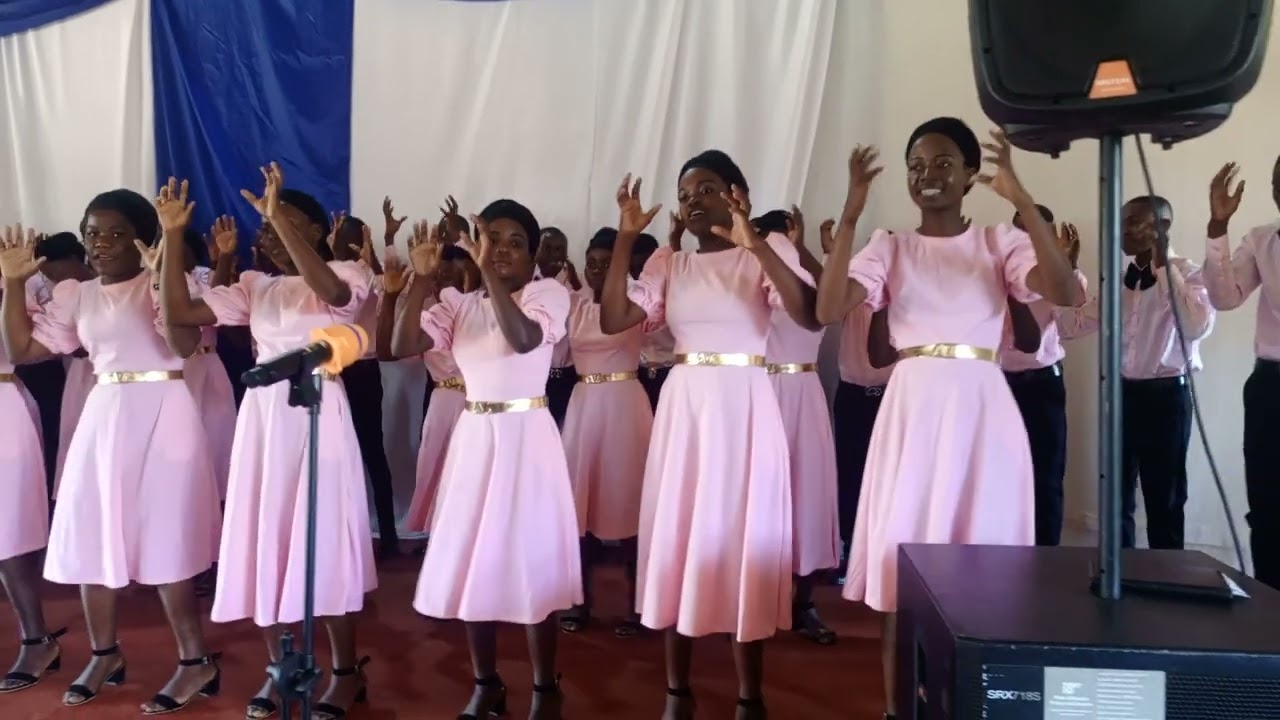 MWE LESA MWEBAMAKA KASHIKISHI MAIN CMML YOUTH CHOIR DURING ALILILE ELOI OFFICIAL 2ND ALBUM LAUNCH