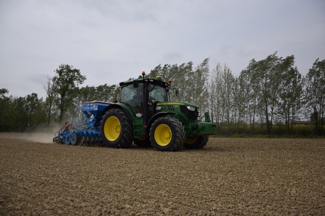 JohnDeere 6125R: Sowing Soybeans With Lemken Solitair 8 (3M)
