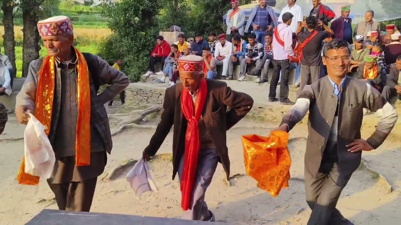 देवता की प्रतिष्ठा में लोगों ने लगाई नाटी देखना ना भूले पहाड़ी नाटी।
