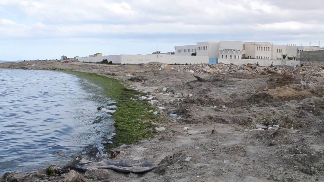 Plage de Sayada dévastée