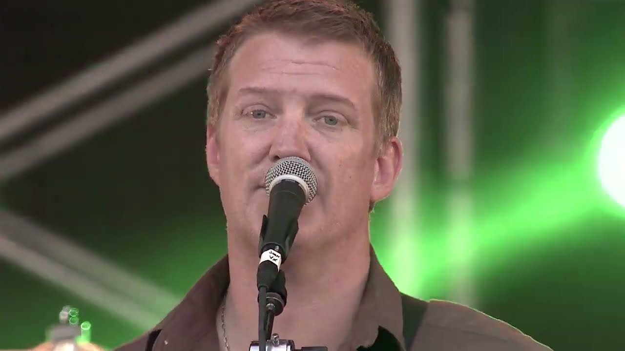 Queens of the Stone Age - No One Knows
