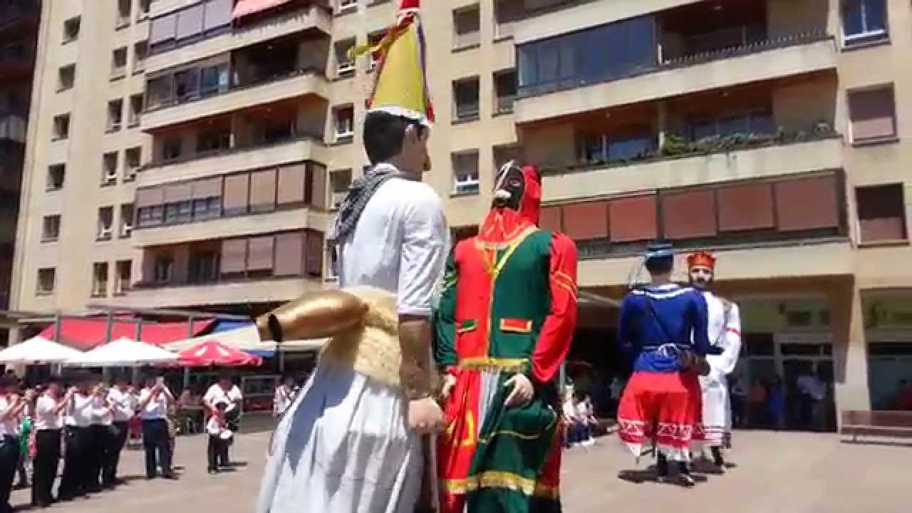 Gigantes de San Juan bailando en azuelo - Donibaneko erraldoiak (giant)