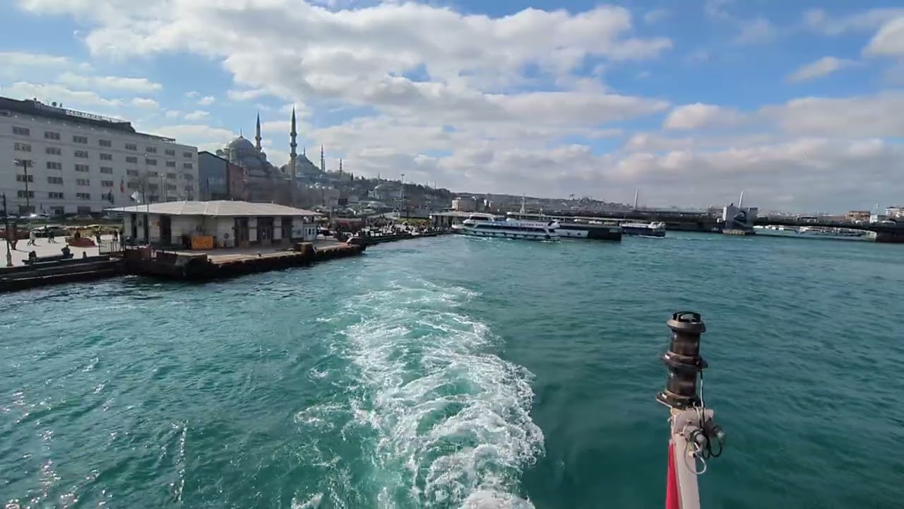 トルコ・イスタンブール・Sehir Htlari（市営フェリー） SH BEYOGLU　 エミノニュ発カドキョイ行フェリー出港シーン