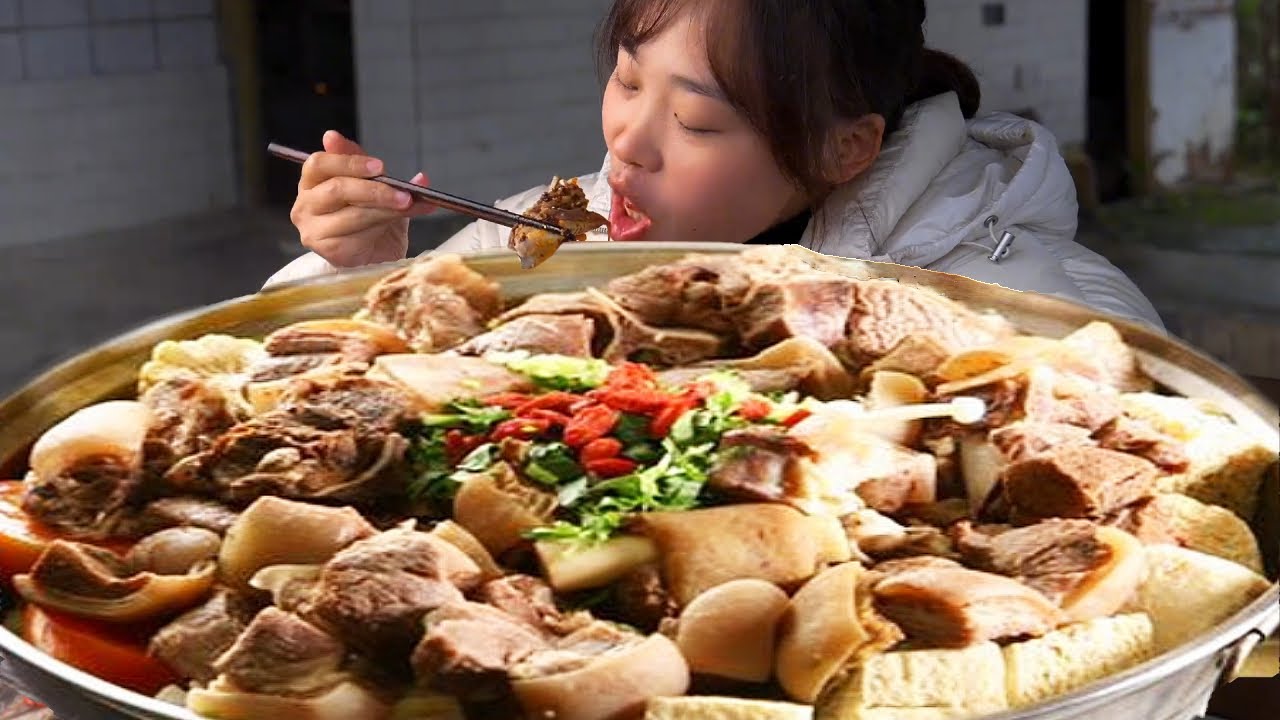 村裡宰羊，秋妹買了半扇帶皮羊排燉個湯鍋，軟糯Q彈吃起太過癮啦！【顏美食】