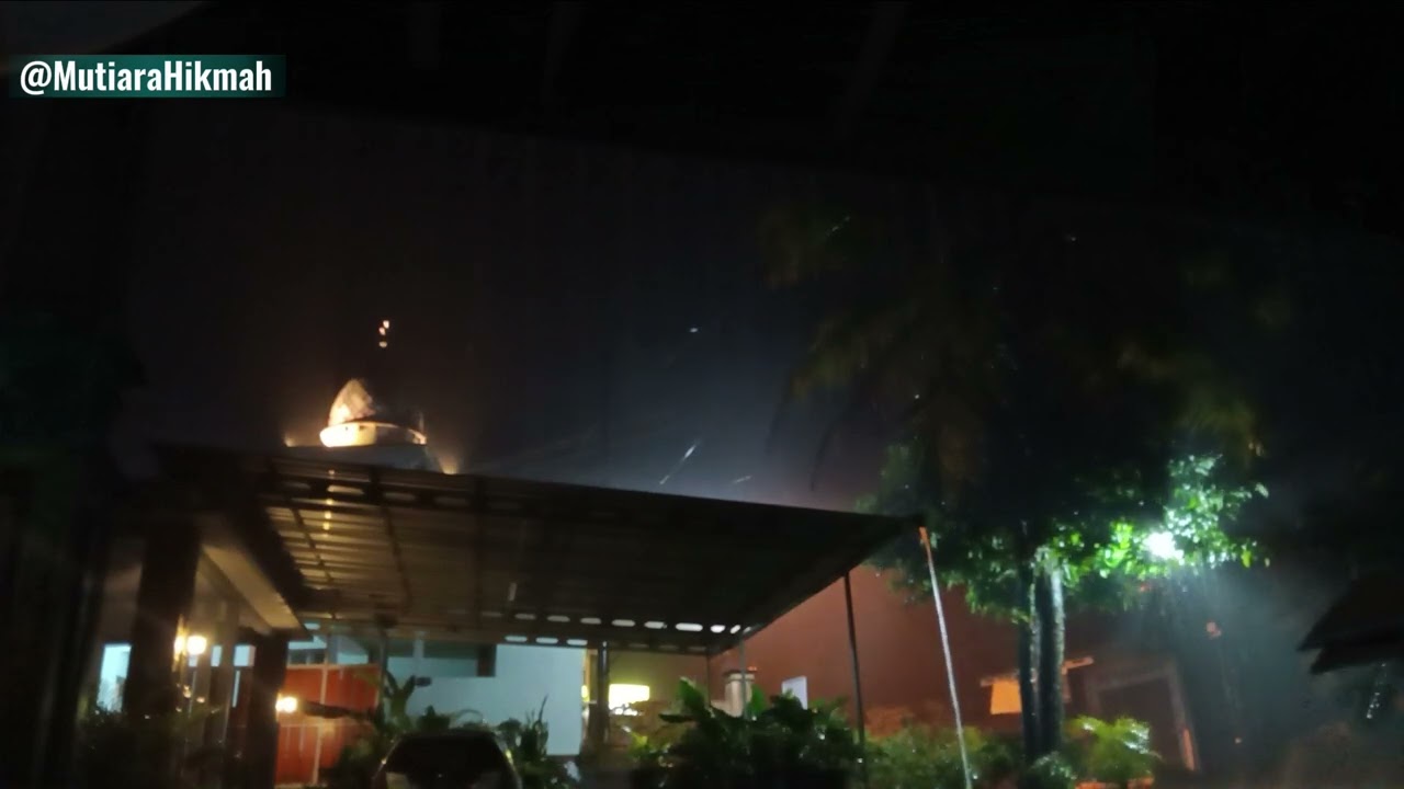 Mantra Hujan di Teras