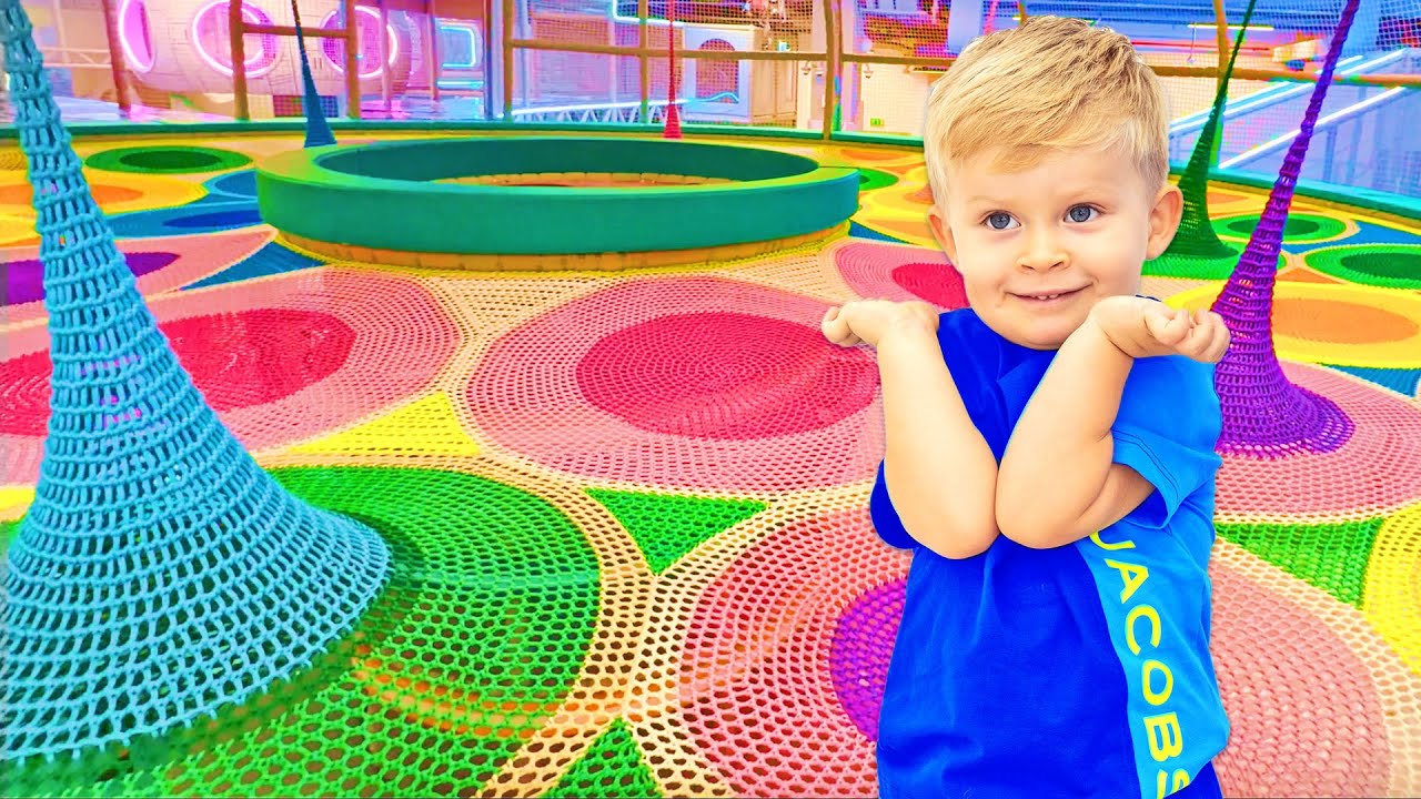 Diversión en el patio de juegos con Oliver y sus padres