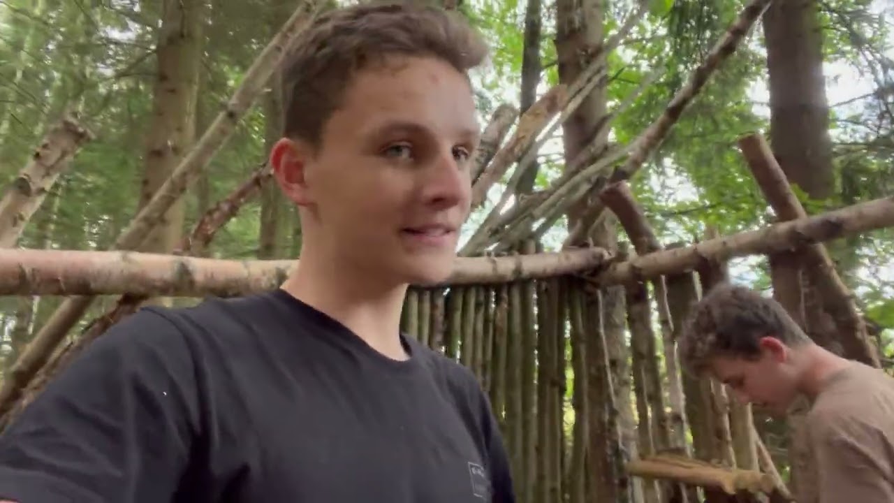 Wir bauen eine geheime Base im Wald!!! #1