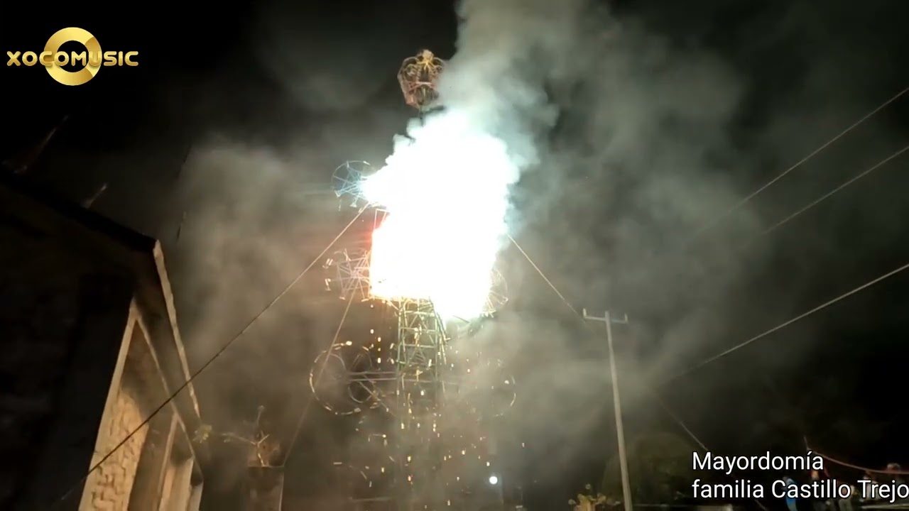 Quema de castillo y torito  en la fiesta patronal del la familia Castillo Trejo. Tlamacuimpa 