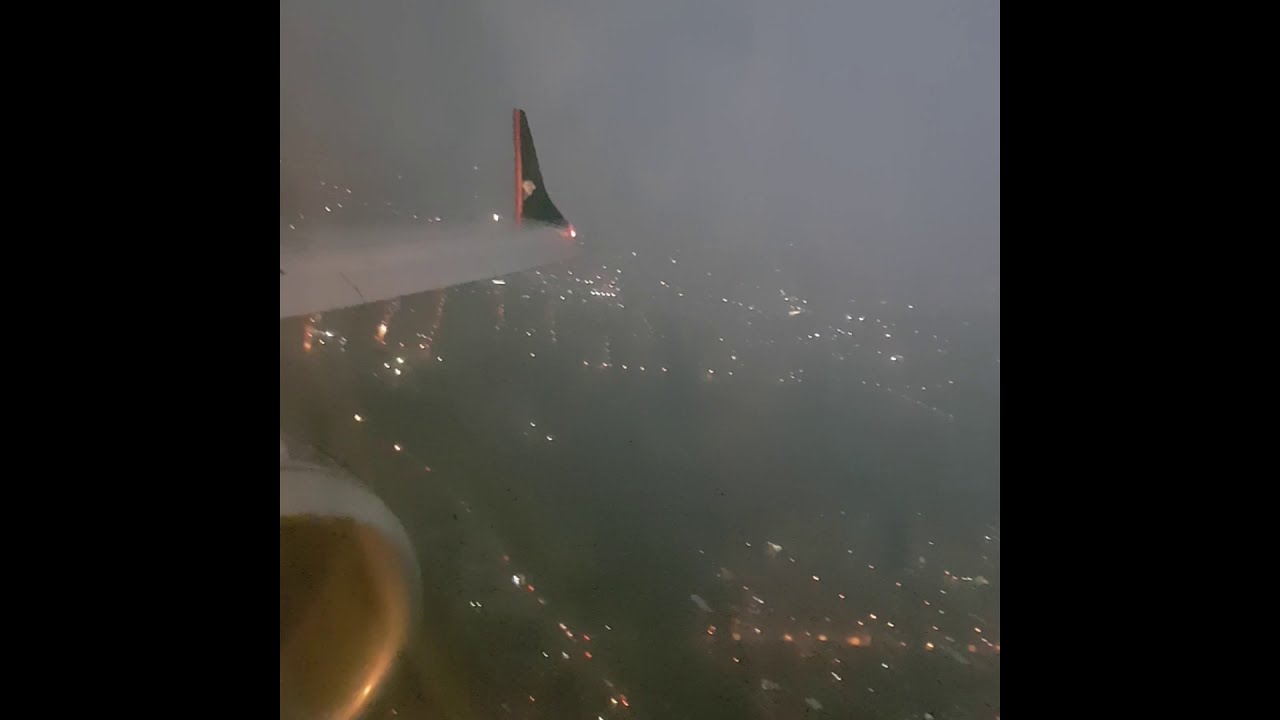 Decolagem em Goiânia com Chuva Forte, Trovoadas e Turbulência - Embraer E195 AZUL