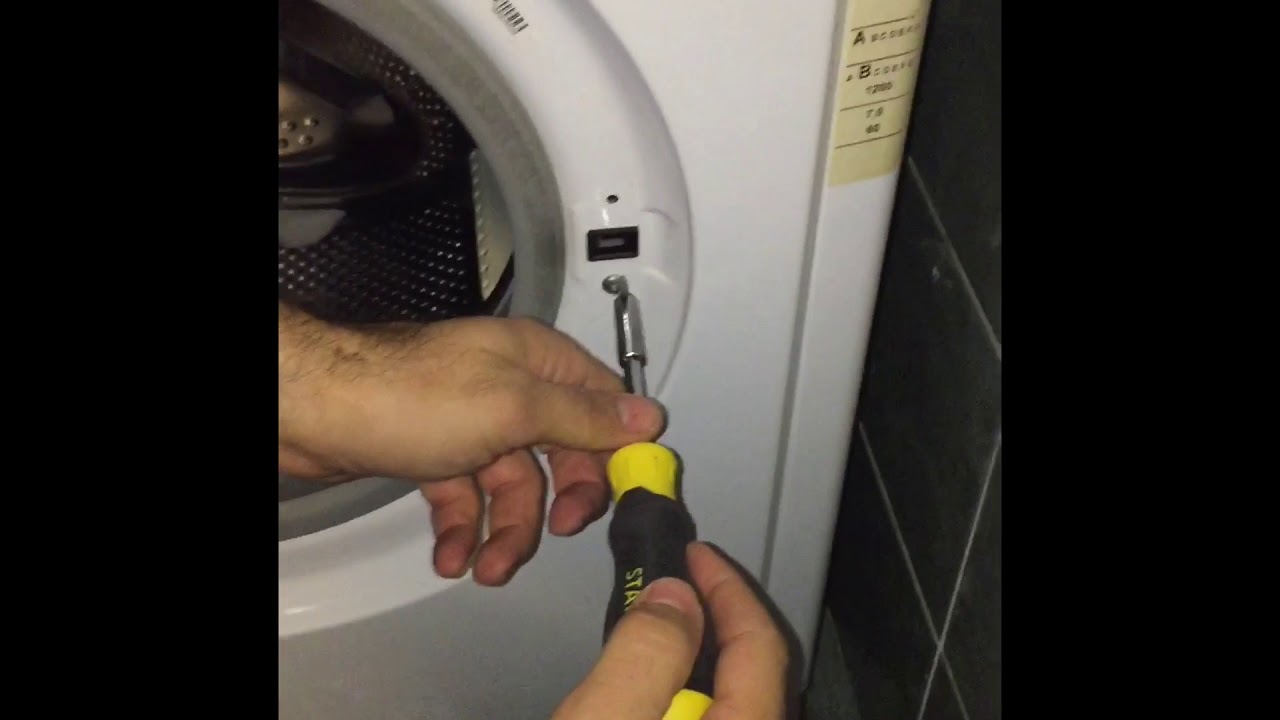 Lavatrice Indesit. Come sostituire il bloccaporte senza smontare la guarnizione anteriore.
