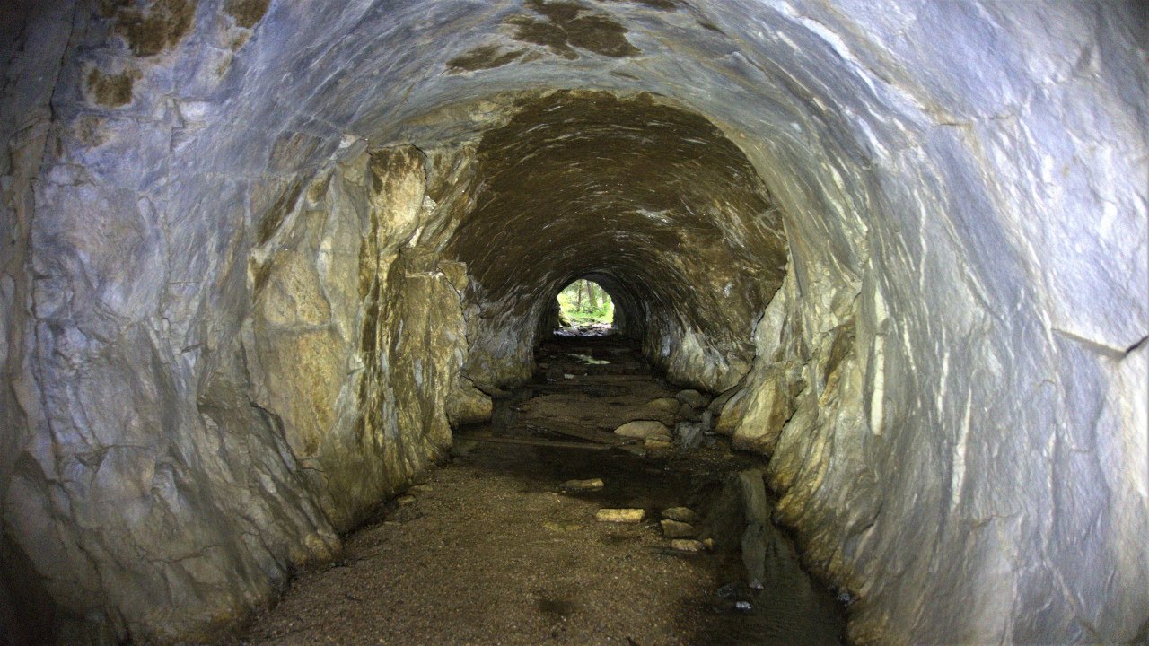 Abandoned Mine | En fin tillmakad stollg&aring;ng vid en sj&ouml;