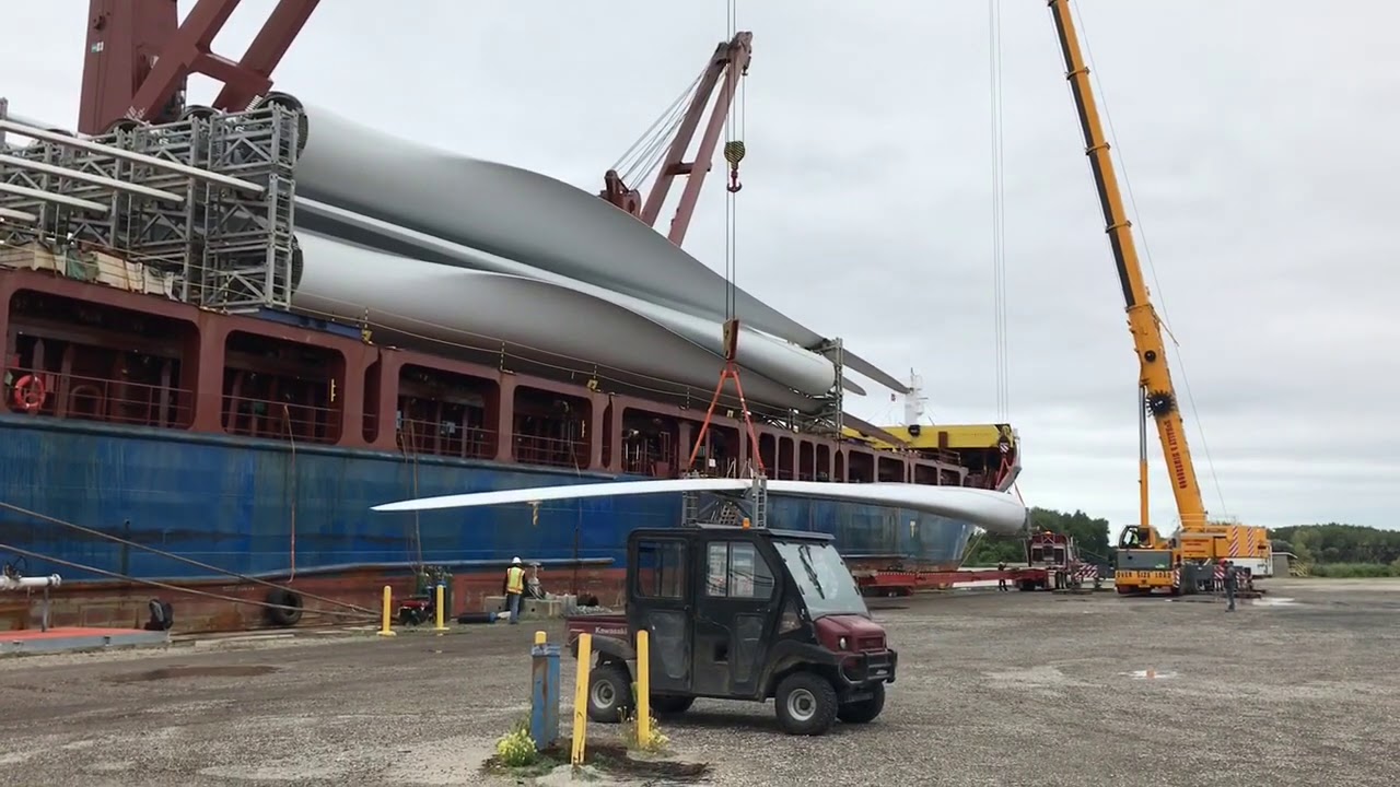 Windmill blade unloading at Bay City’s Port Fisher