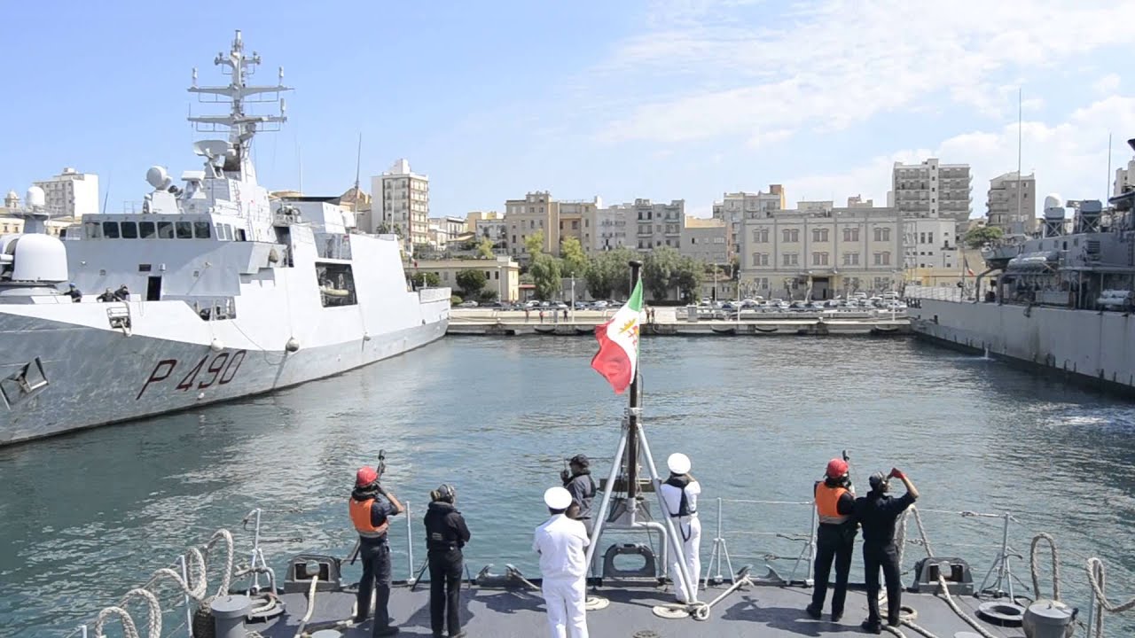 Attracco al molo Tullio Marconi di Augusta - Nave Urania