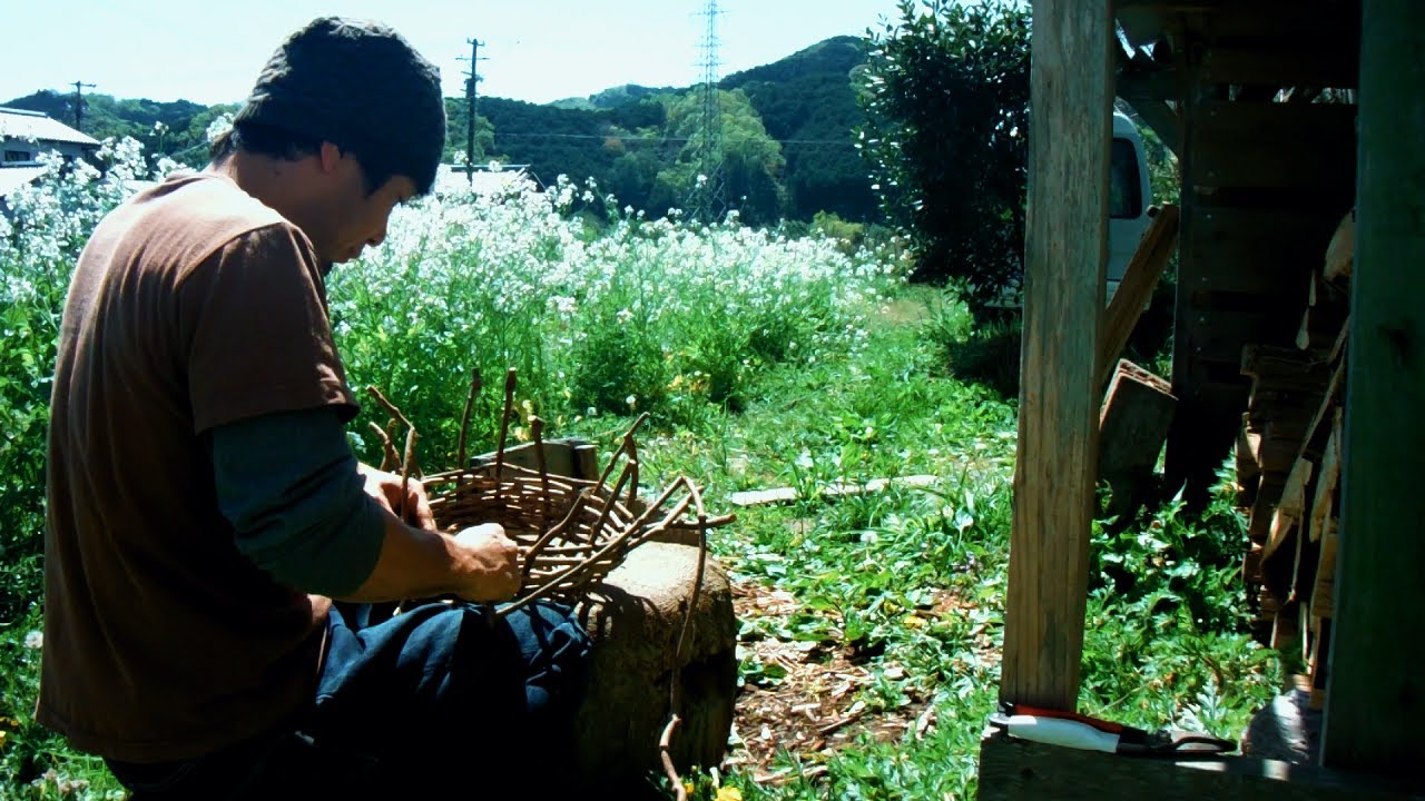 アケビの蔓でカゴを作る～Make a vine basket.