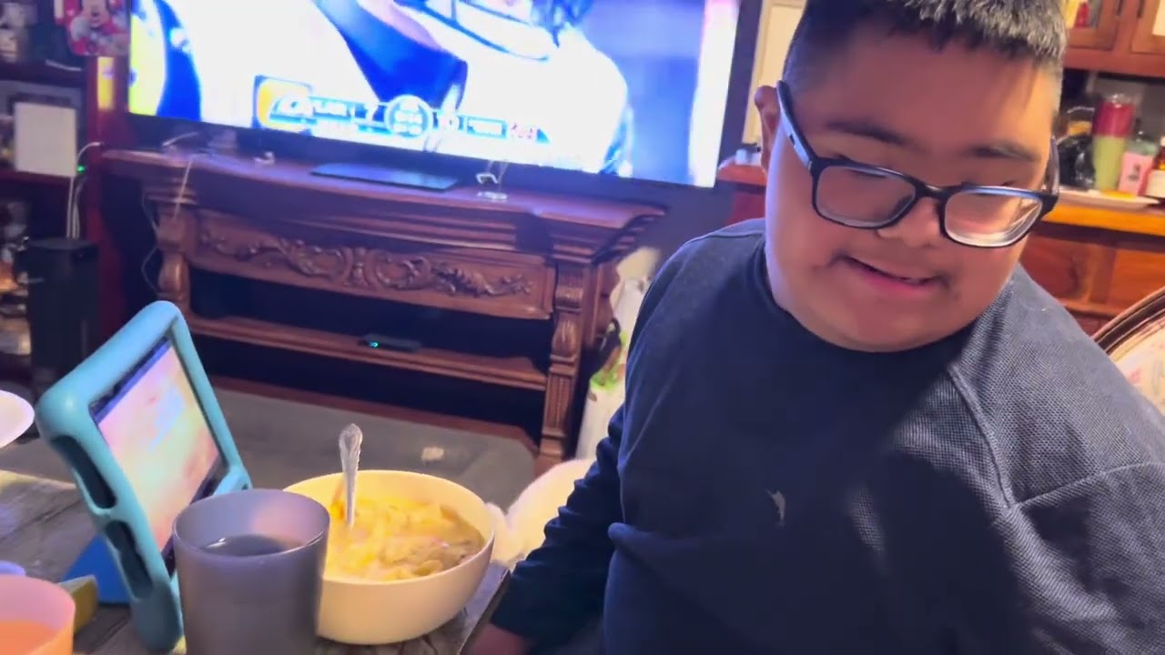Un caldito de pollo y tacos para mi familia.