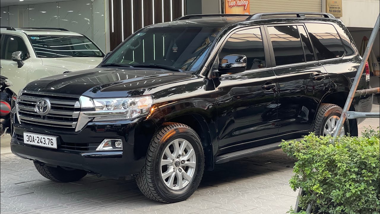 Cập bến Toyota LandCruiser LC200 model 2020, lăn bánh 6 vạn, đen nội thất đen cực chất. 