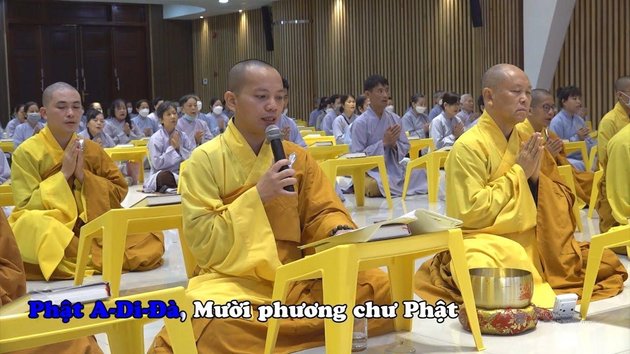 Sư Phụ cùng Chư Tăng tụng kinh, niệm Phật trong mùa An Cư Kiết Hạ