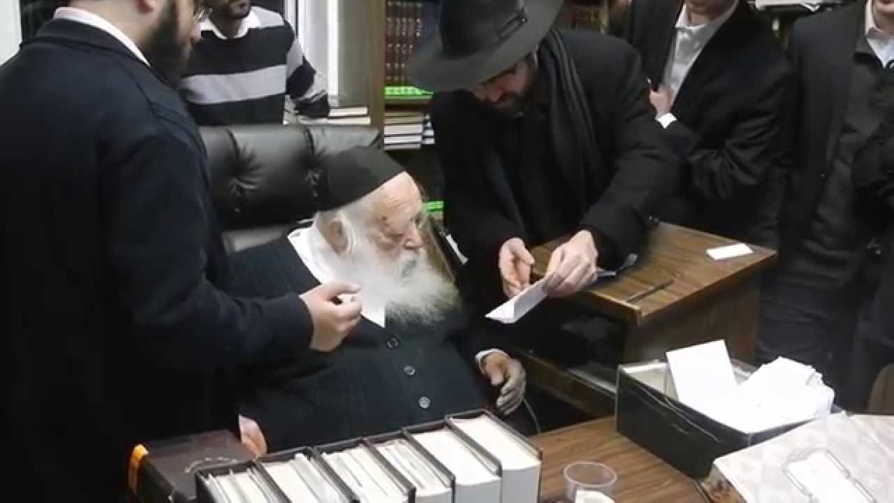 HaRav Chaim Kanievsky Farhers Bachurim from Yeshivas Ohr Sameach in Yerushalayim