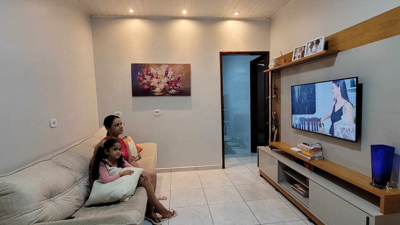 COMO FICOU NOSSA CASA DEPOIS DE TER TROCADO AS LUMINÁRIAS!! PRESENTES 🎁 PRA ISADORA 