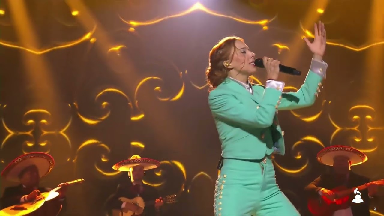 Quiero un Amor, @MajoAguilar, con el mariachi Chapala en la entrega de los Latín Grammy 2023.