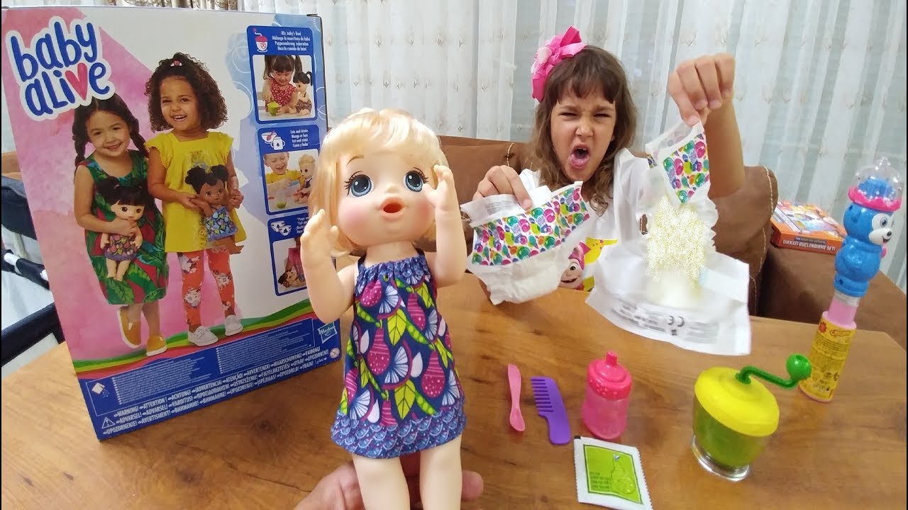 YENİ YEMEK YİYEN BABY ALİVE BEBEK .MİİKSERİ İLE YEMEĞİNİ HAZIRLA. TOYS UNBOXİNG.