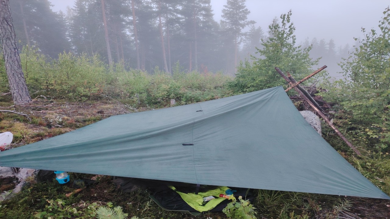 Leiriytyminen erämaisissa tunnelmissa: Yö bushcraft-tarp-suojassa. Yhden päivän sooloretki. 🏕️🌲🔥