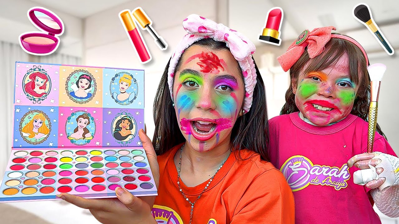 Sarah e Eloah fingem brincar com maquiagens de brinquedos para crianças