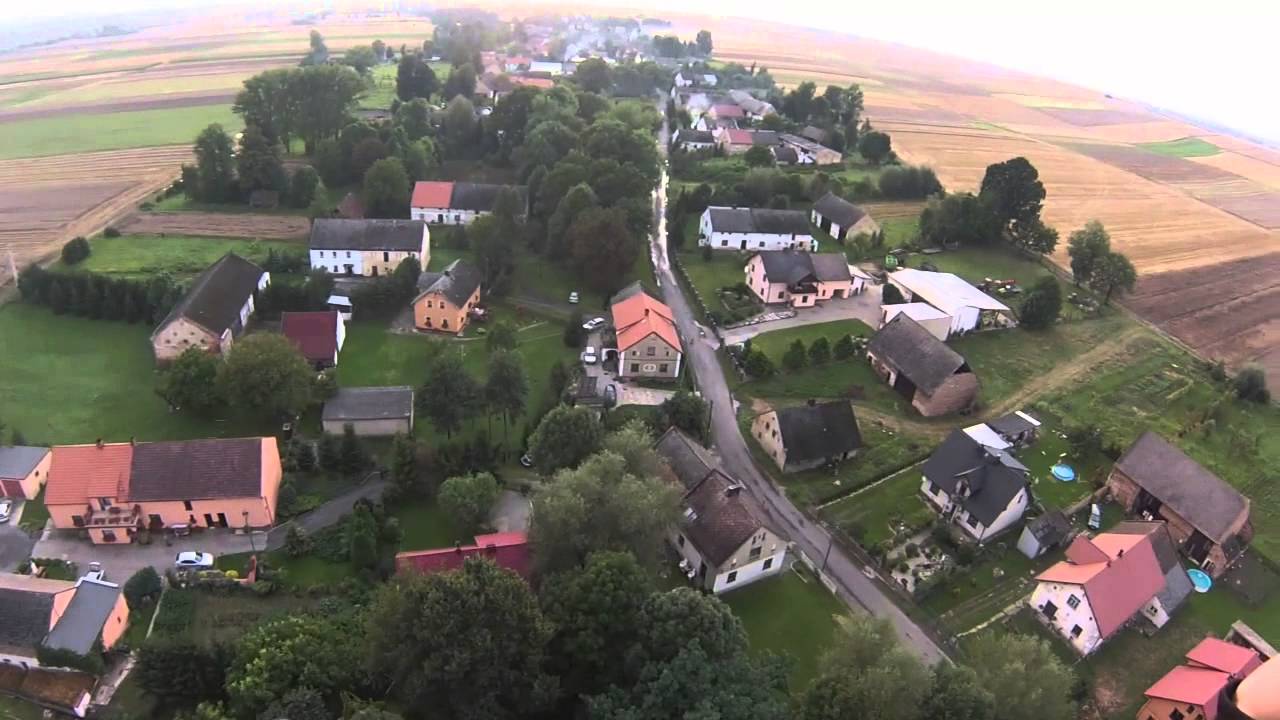 Przelot nad wsią Szybowice  - w podkładzie piosenka zespołu Vegas.