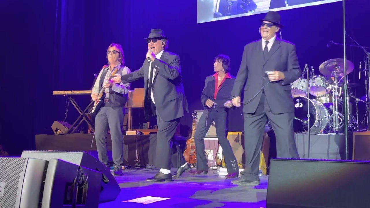 The Blues Brothers (Dan Aykroyd & Jim Belushi) performing Sweet Home Chicago!