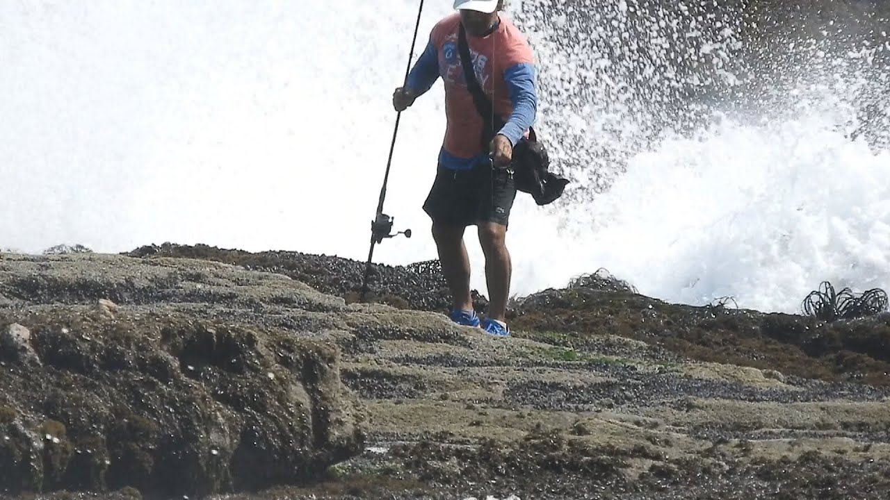 Mira #pesca este osado #pescador en mar agitado.