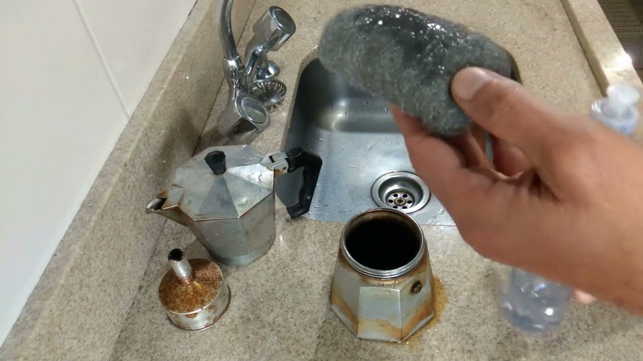 Como limpar a cafeteira Italiana Bialetti (MUITO SUJA)