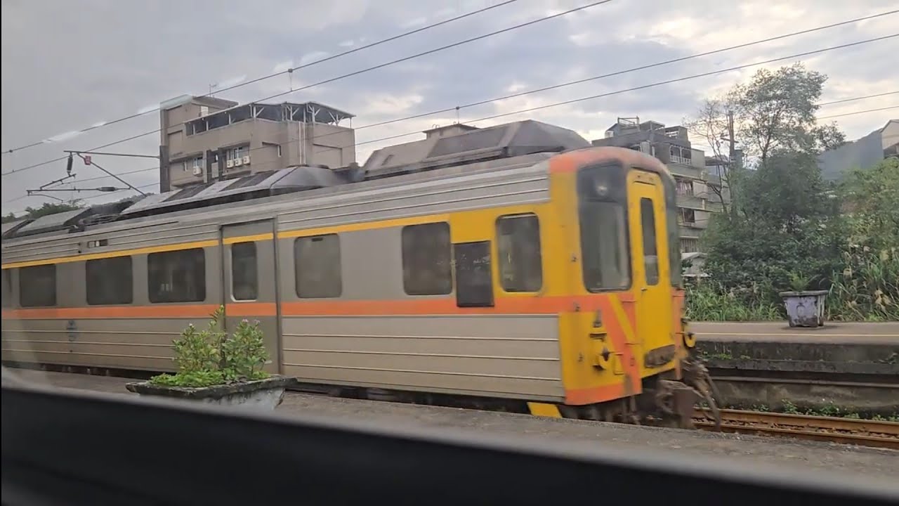4152次楊梅發車經由宜蘭線開往福隆銀綠色微笑號EMU900型十輛一編組EMU913區間車，和4707次菁桐發車經由平溪線開往八堵的DRC1028+DRC1030+DRC1031三節DRC原色柴油客車