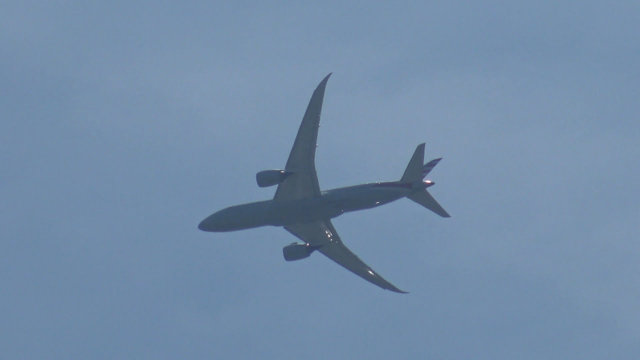 Dreamliner at 2700 feet