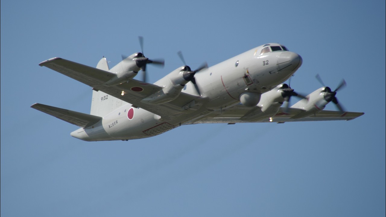 今津川河口右岸道路から岩国基地の飛行機を見る。