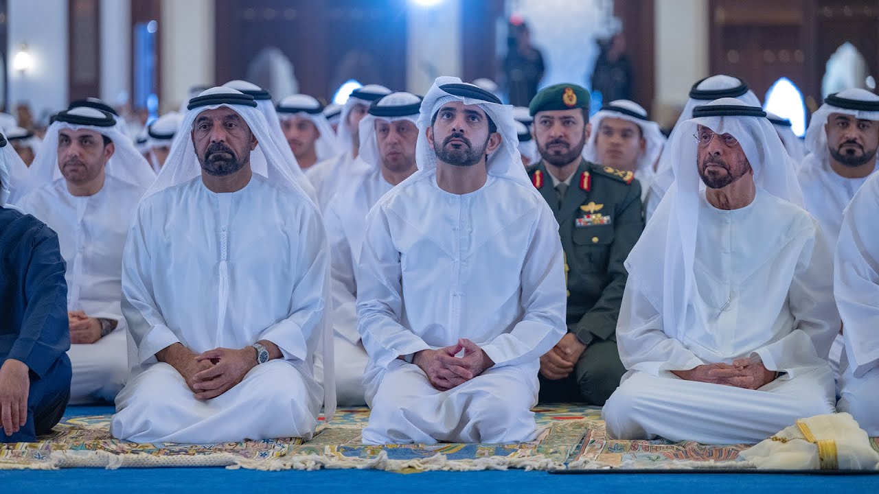 حمدان بن محمد يؤدي صلاة عيد الفطر في مسجد زعبيل الكبير