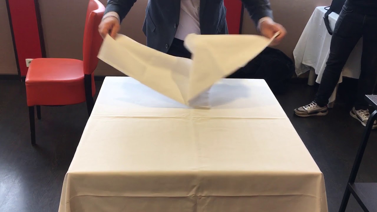 Nappage d’une table au restaurant.