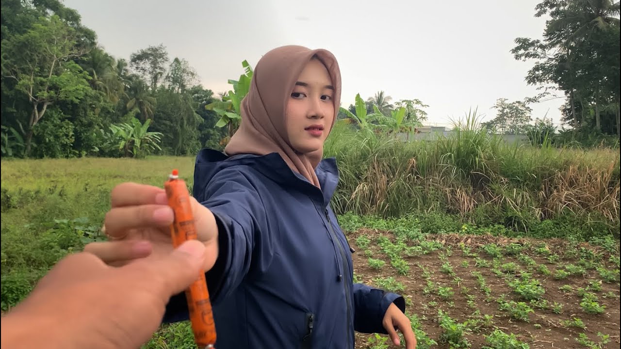 Pulang Ngonten Neng Punky Kehujanan Malah Asyik Ngambil Buah Ceplukan