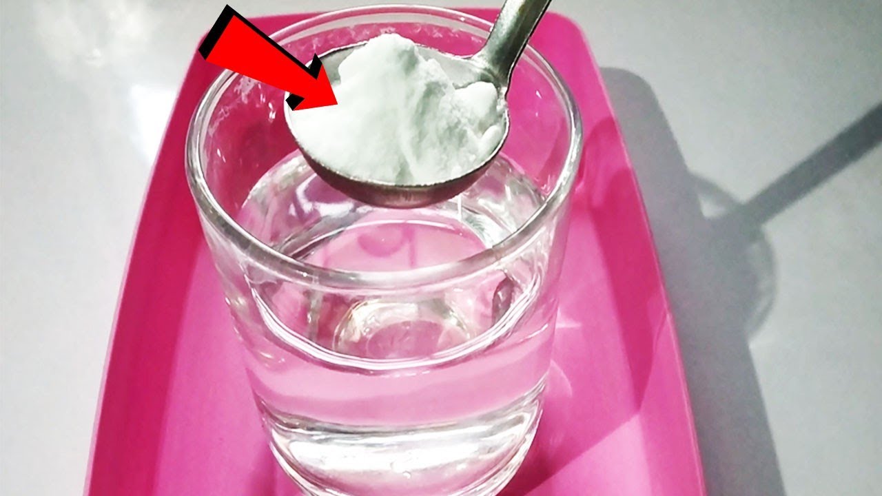 Chemical reaction mixing baking soda and vinegar