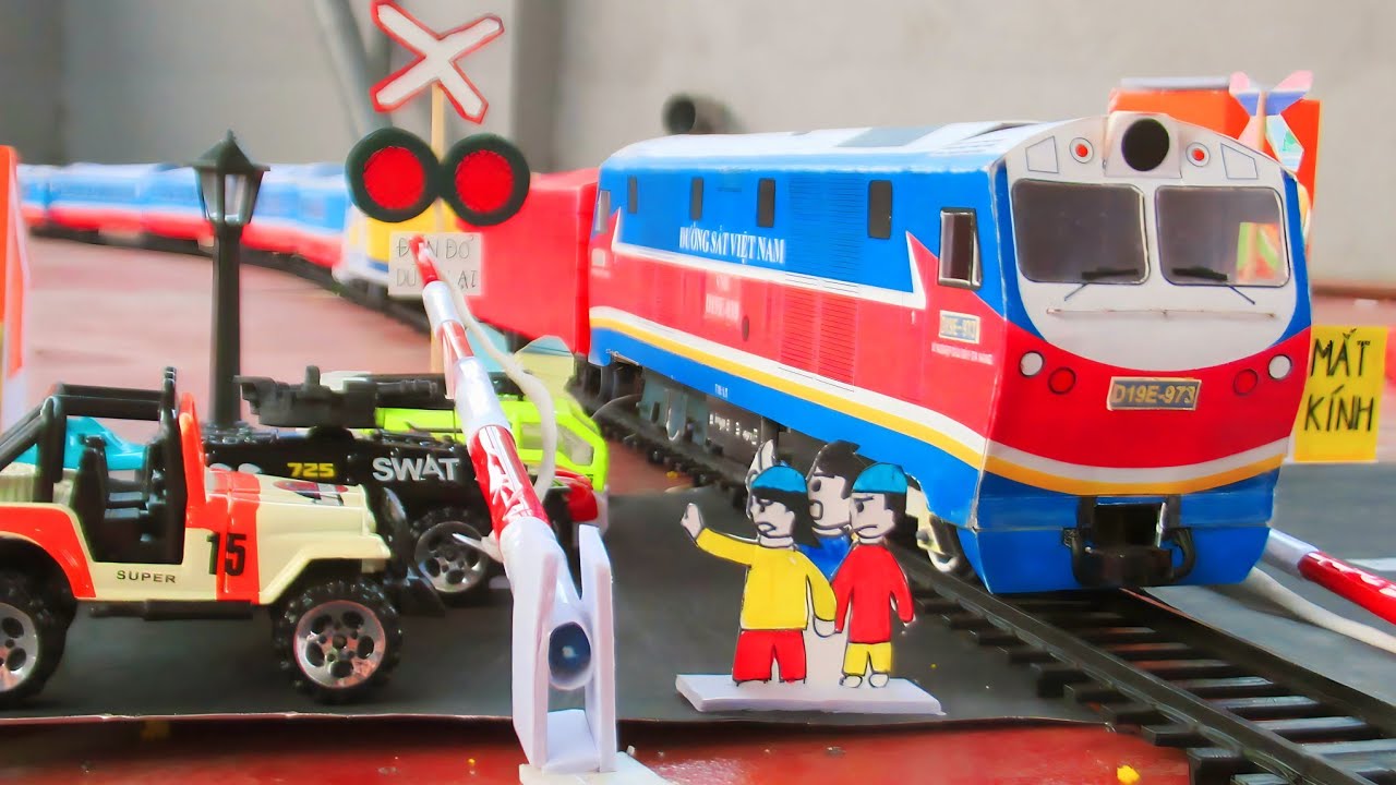 THE SUDDENLY STOP TRAIN AND THE CONFUSED CROWD!TÀU HỎA MÔ HÌNH BỖNG DỪNG GIỮA CHẮN SỰ KẸT XE LỚN!!!!