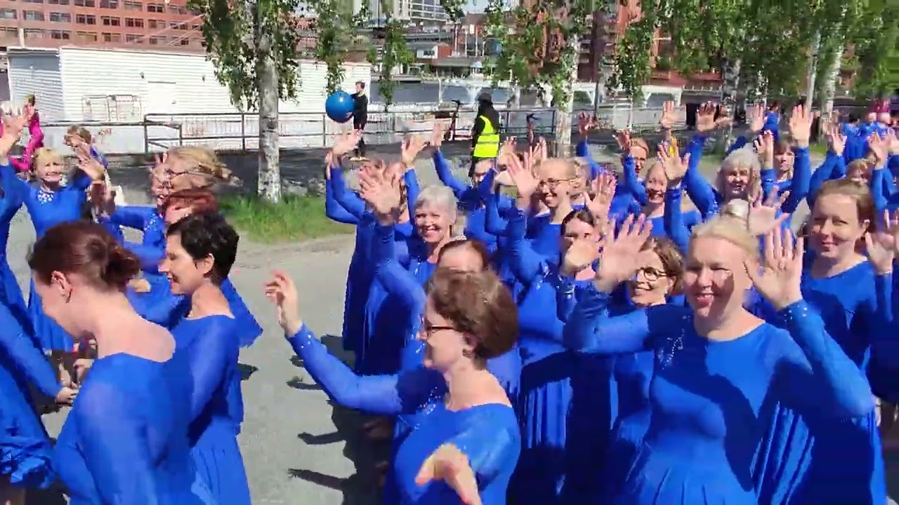 Gymnaestrada Finland 12.6.2022 Kirkkaat vedet -esiintyjät valmiina Ratinan stadionilla