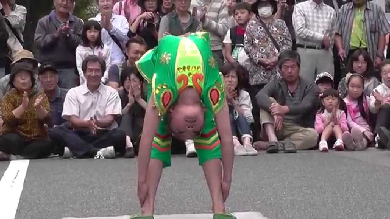 中国雑技芸術団の超軟体美少女による、路上での大道芸パフォーマンス。