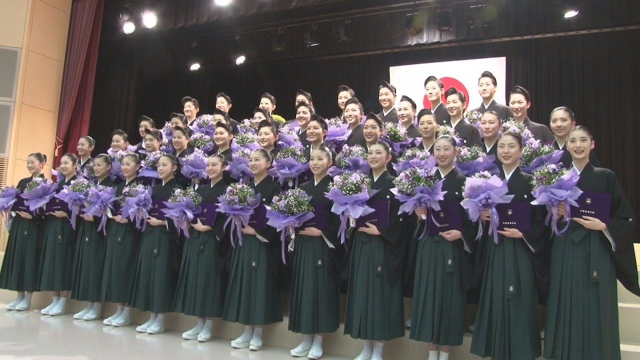 宝塚音楽学校１０１期生が卒業　初舞台へ向け４０人が巣立つ