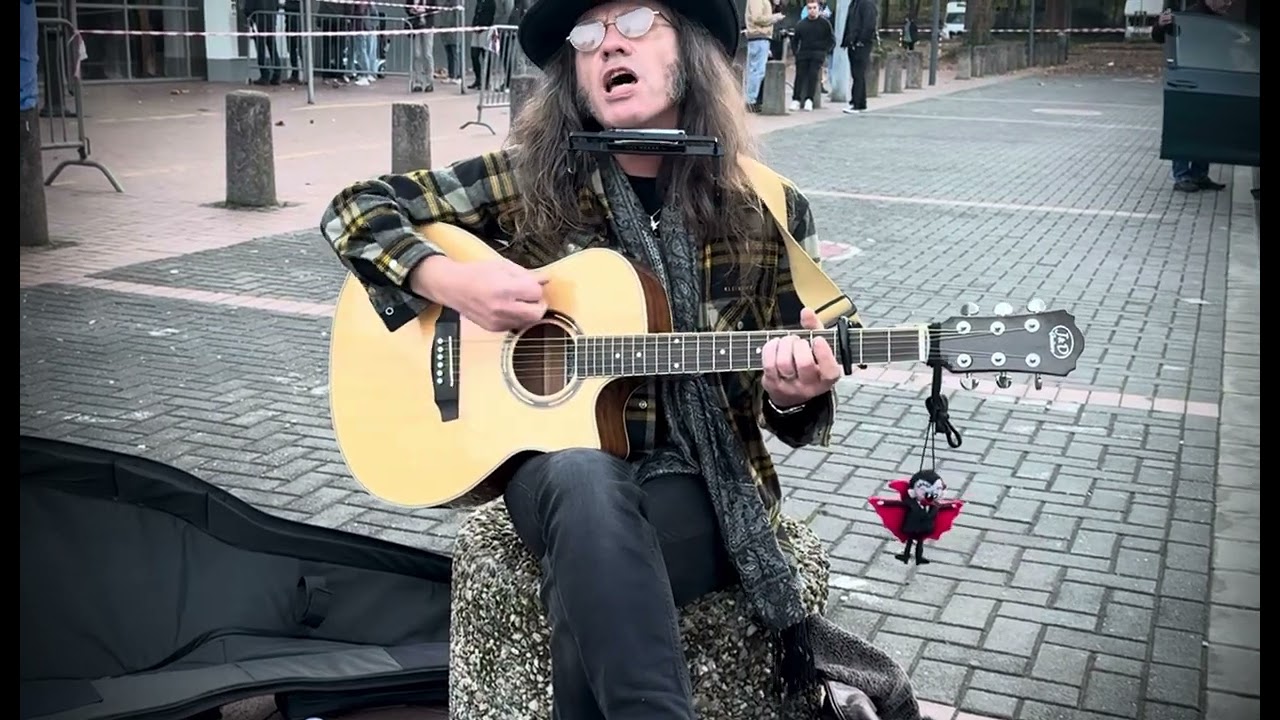 It's all over now baby blue - in front of the Mitsubishi Electric Hall waiting for his Bobness Dylan