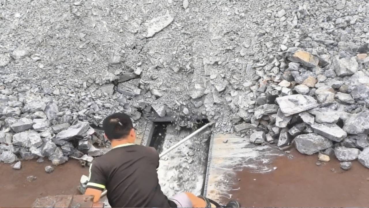 Cargo ship crew unloading phosphate ore | Spectacular industrial scene