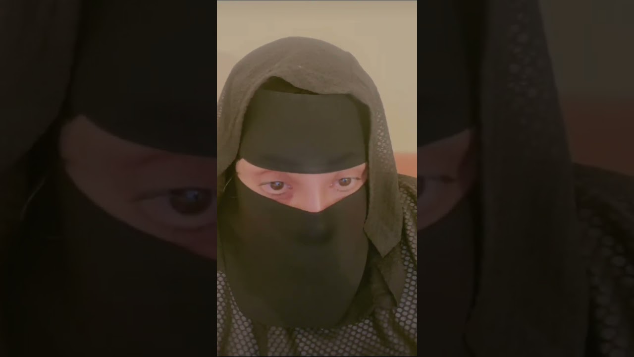 يدخله في كوسي وانا على ظهري وبطني تتقلب 