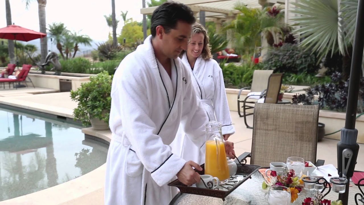 Swimming pool life style's Commercial on United Airlines