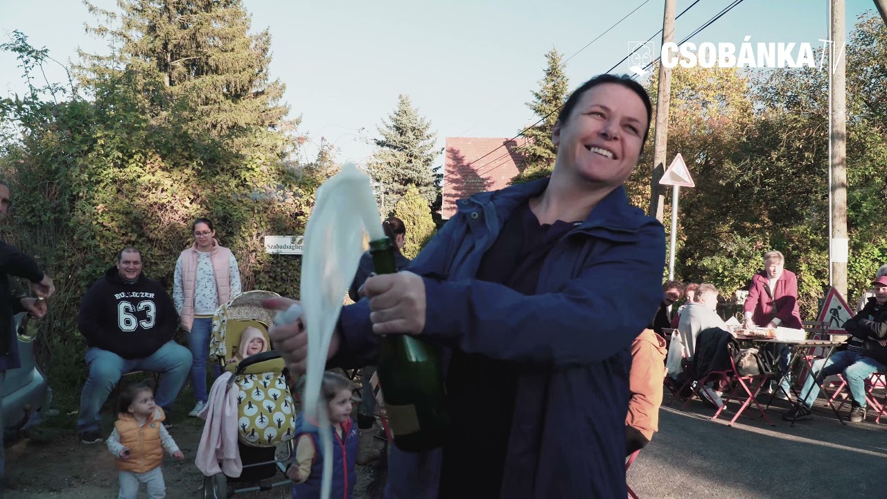 Tánccal és pezsgővel ünnepelték a Mária utca új burkolatát a lakók