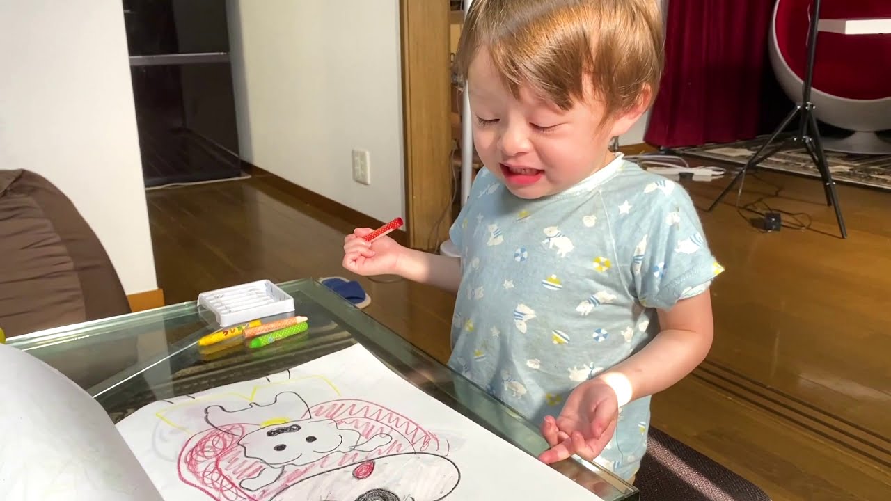 テレビに落書きしたの誰…？パパに怒られて泣いちゃう…反省してるの！？2歳児 しぃしぃのイタズラ…